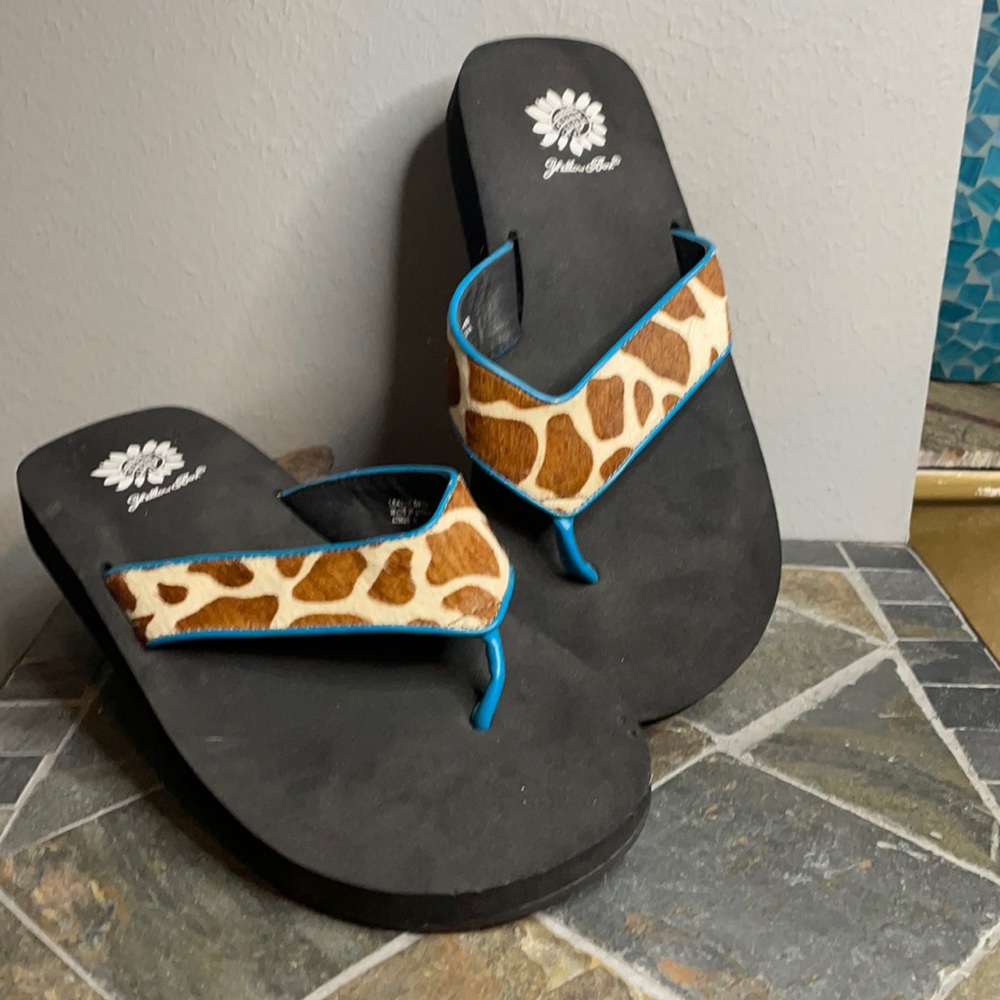 Yellow Box Aimee giraffe print thong flip flops